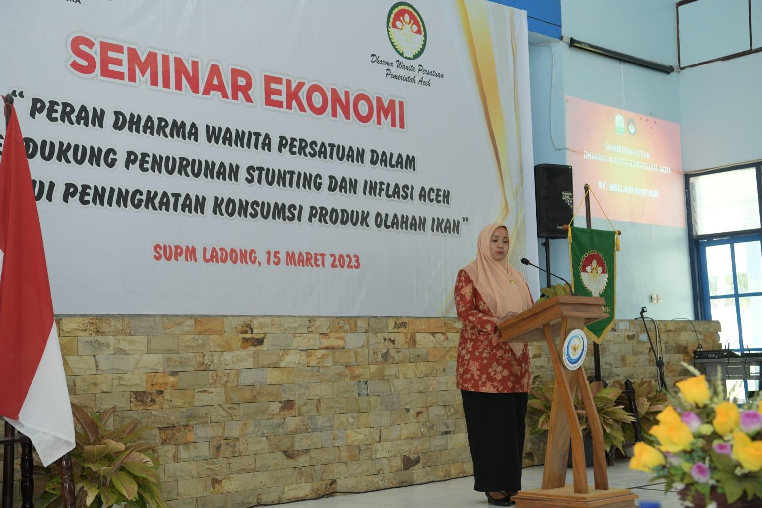 Ketua Dharma Wanita Persatuan (DWP) Aceh, Mellani Subarni, memberikan sambutan dan arahan saat membuka Seminar Ekonomi "Peran Dharma Wanita Persatuan dalam Mendukung Penurunan Stunting dan Inflasi Aceh Melalui Peningkatan Konsumsi Produk Olahan Ikan", di SUPM Negeri Ladong Aceh, Rabu, (15/3/2023).